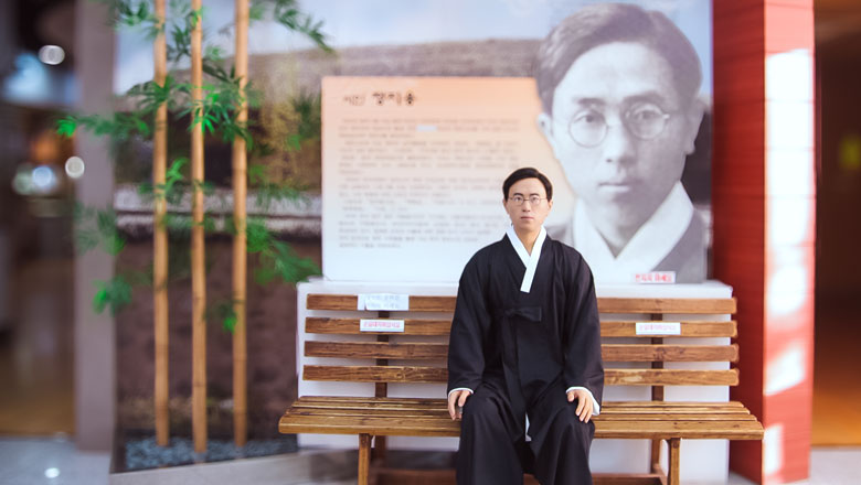 정지용문학관 전시실 입구에 전시된 정지용 밀랍인형