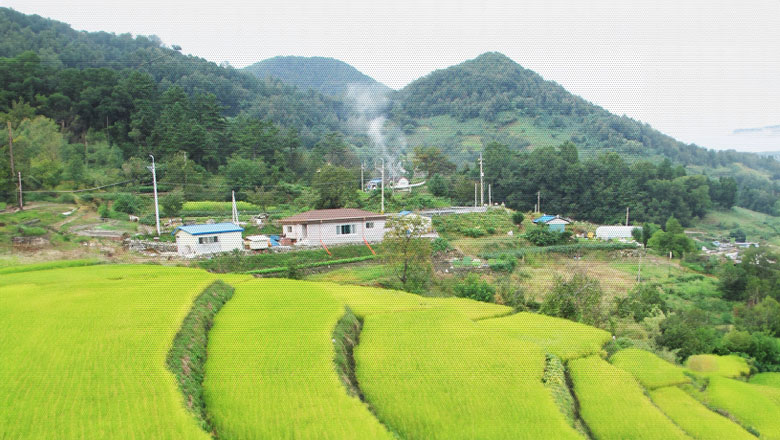 환산이 병풍처럼 마을을 감싸는 호숫가 마을 사진